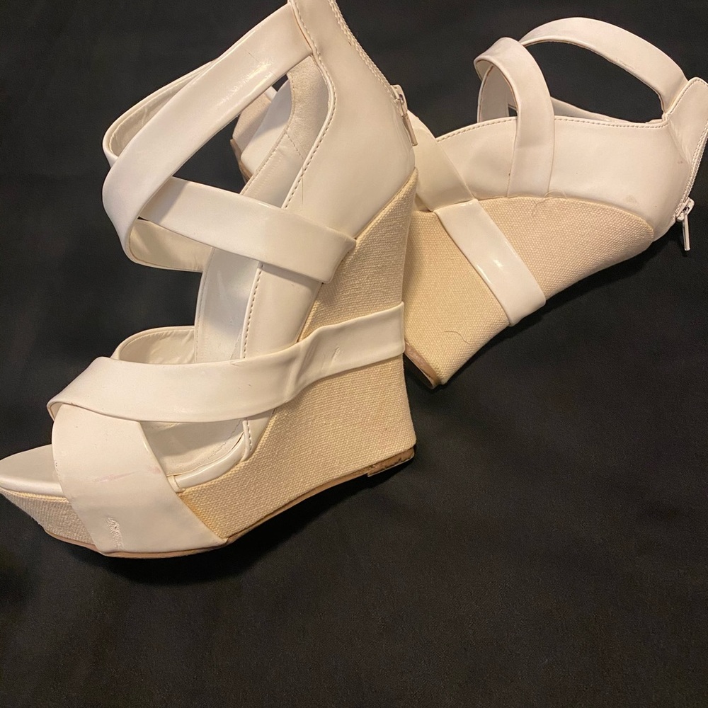 White/off white wedges